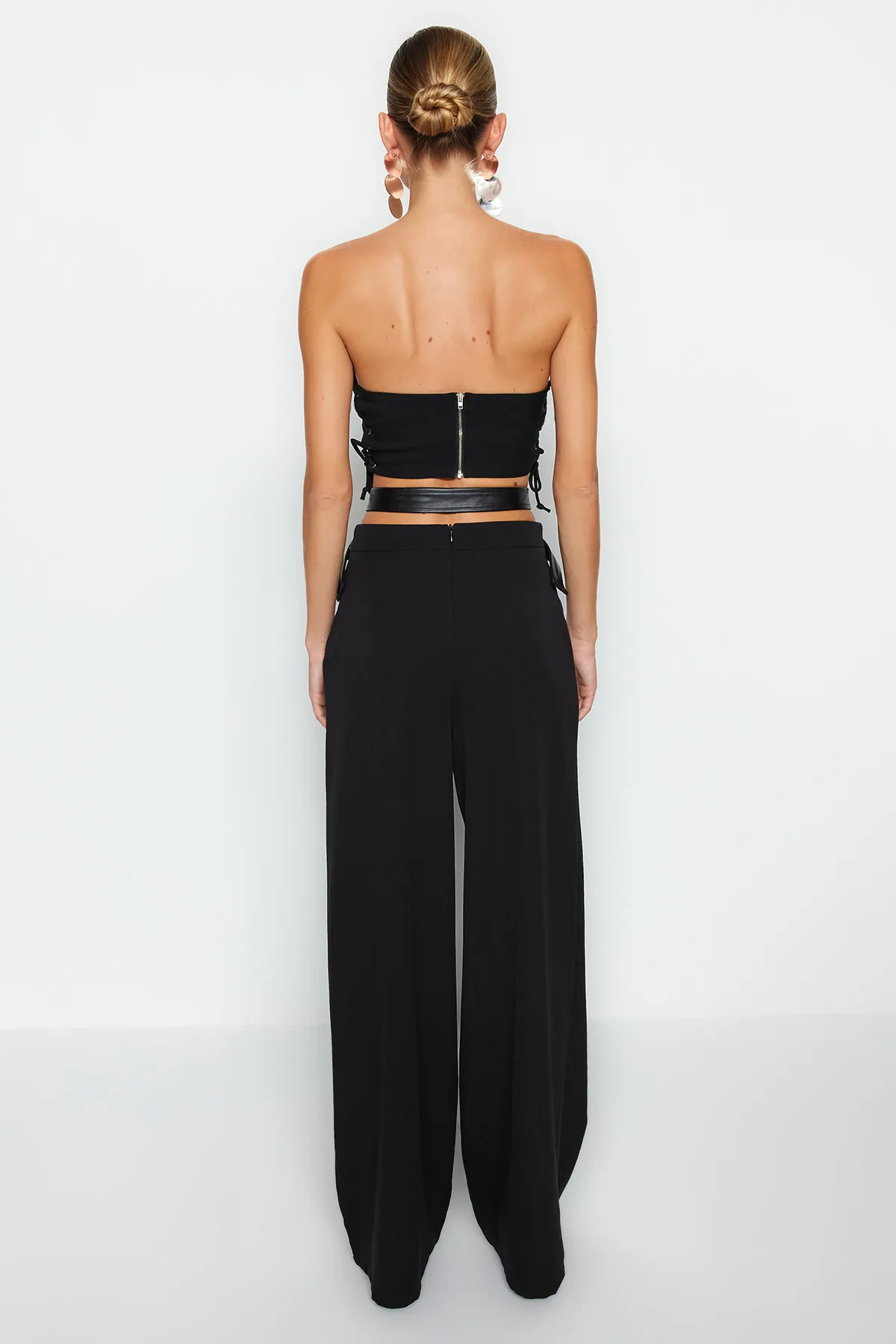 Trendyol Collection  Schwarze Hose mit weitem Bein aus Kunstleder und Gürteldetail TPRAW24PL00006