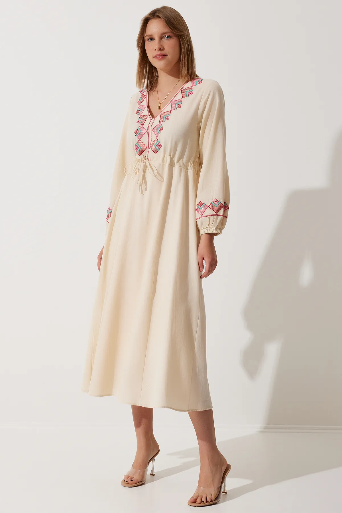 Happiness İstanbul  Cremefarbenes, übergroßes Leinenkleid mit Stickereidetails für Damen, RG00027