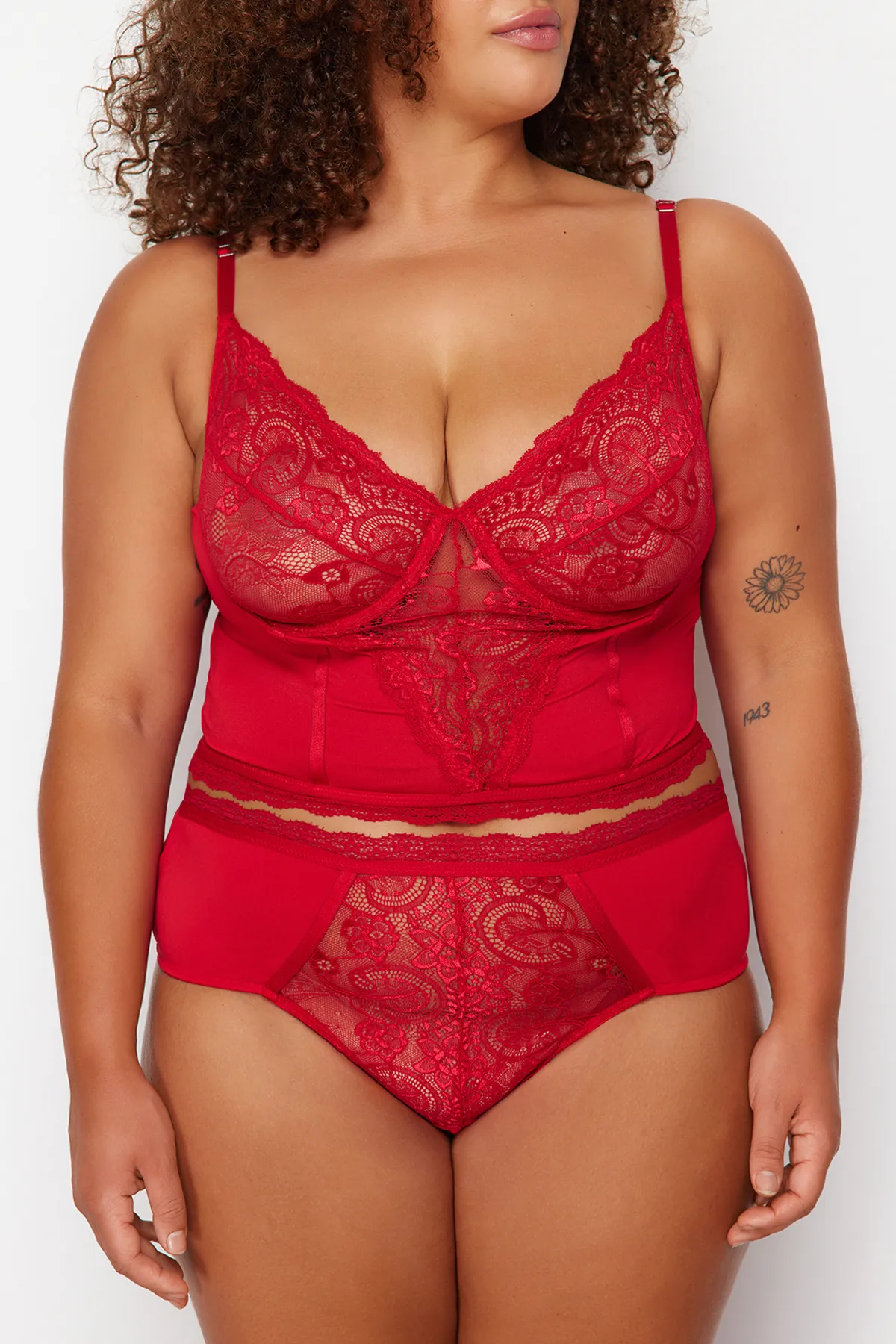 Trendyol Curve  Detaillierte Bustier-Höschen-Unterwäsche-Sets mit roter Spitze TBBSS23DG00000