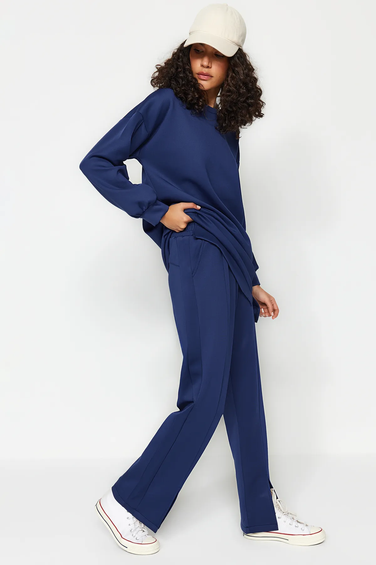 Trendyol Modest  Marineblaues Set aus Oberteil und Unterteil aus Scuba-Tunika und -Hose mit Schlitzdetail TCTAW23US00201