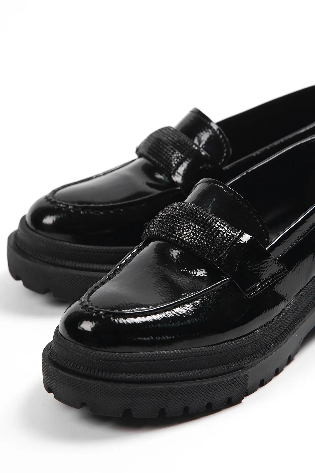 Capone Outfitters  Capone Damen-Loafer mit ovaler Zehenpartie, Steinschnalle und Trac-Sohle, faltiges Lackleder in Schwarz