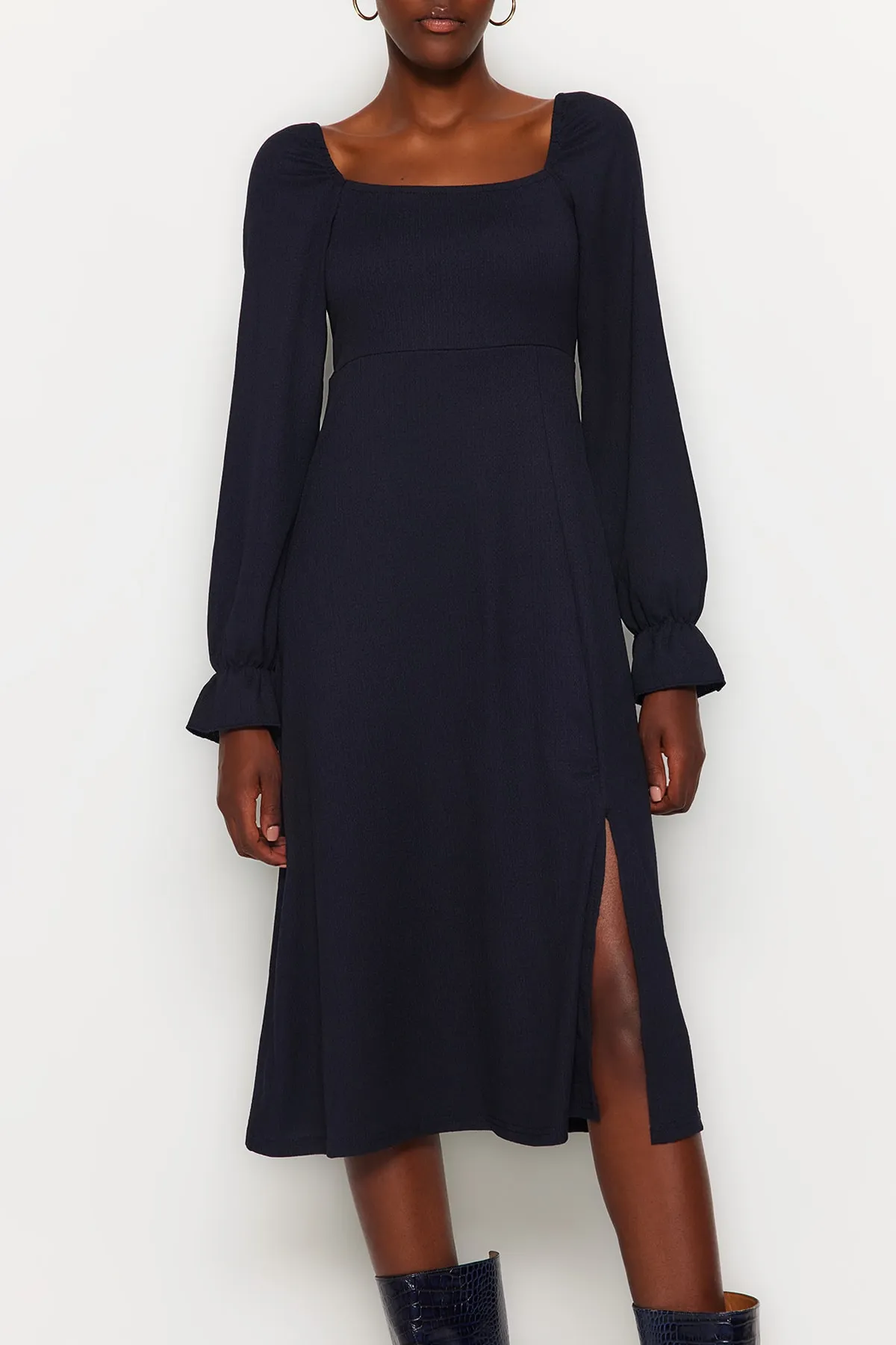 Trendyol Collection  Marineblaues Midi-Strickkleid mit quadratischem Ausschnitt und Schlitz und langen Ärmeln TWOAW24EL00188