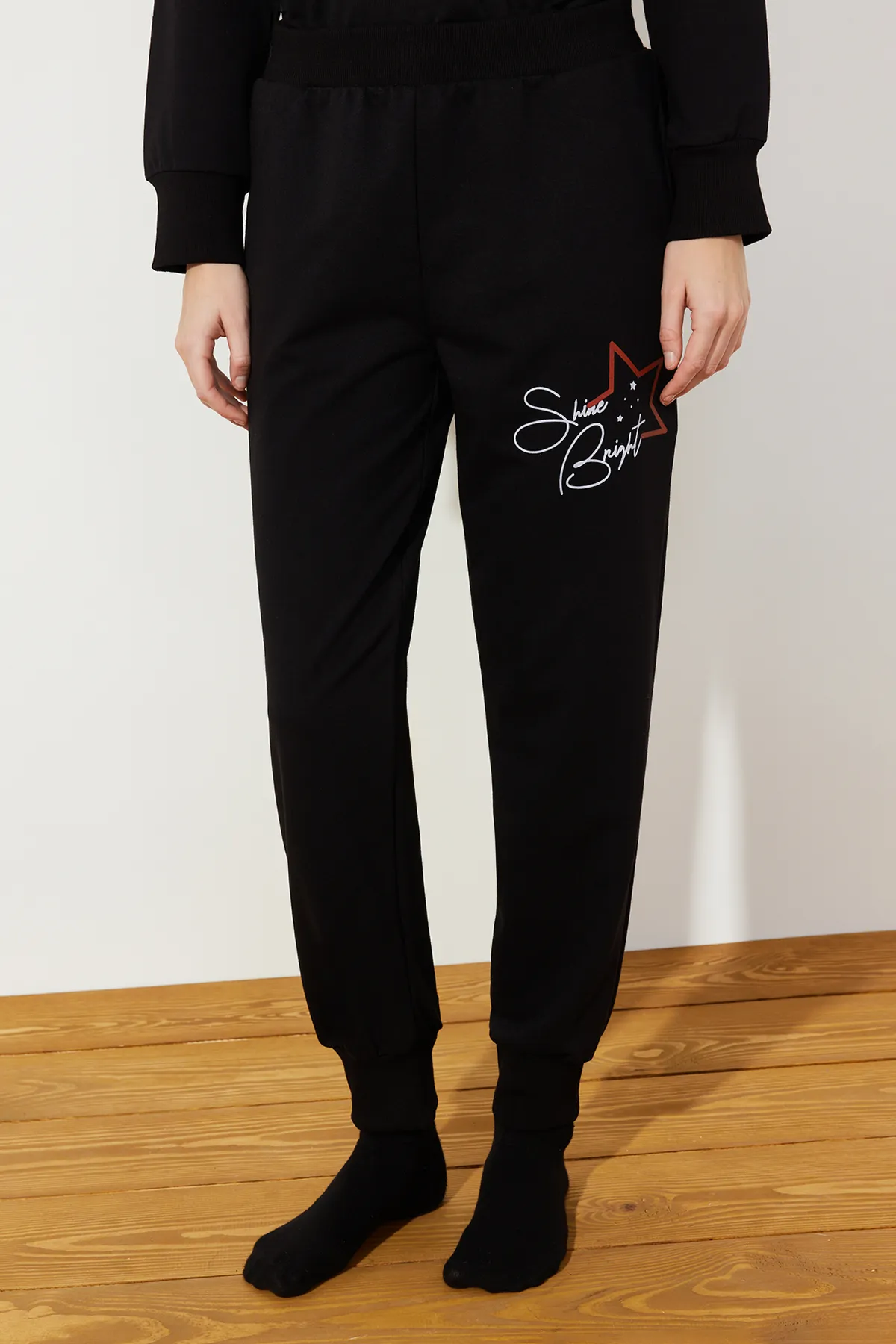 Trendyol Collection  Schwarzes Strick-Pyjama-Set mit Slogan- und Stern-Print THMAW24PT00314