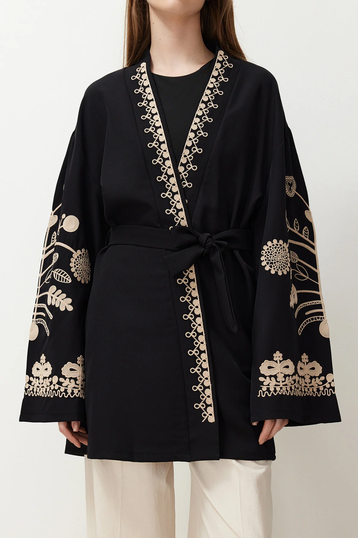 Trendyol Modest  Schwarze gewebte bestickte Mütze & Ferace & Kimono TCTSS24KF00018