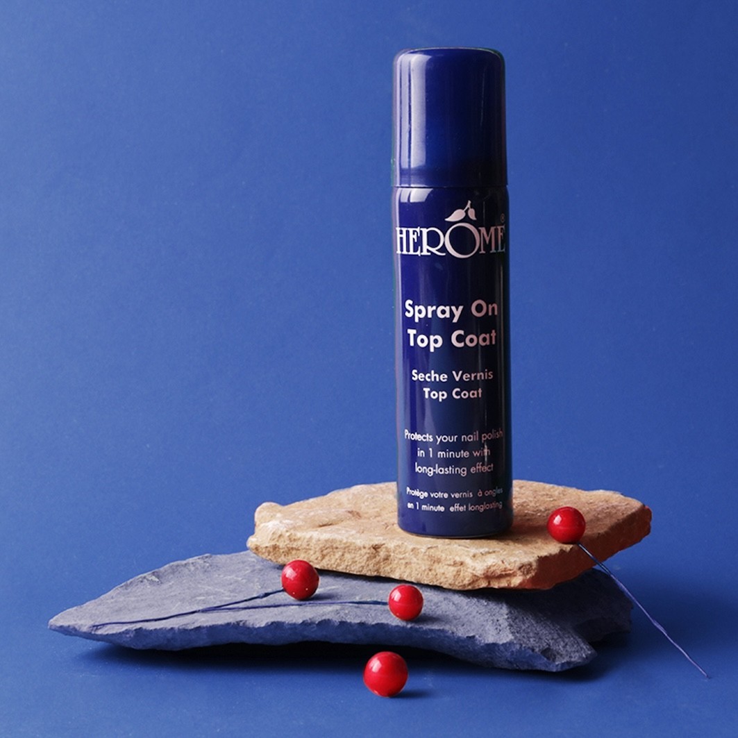 Herome Cosmetics fedőlakk spray-vel
