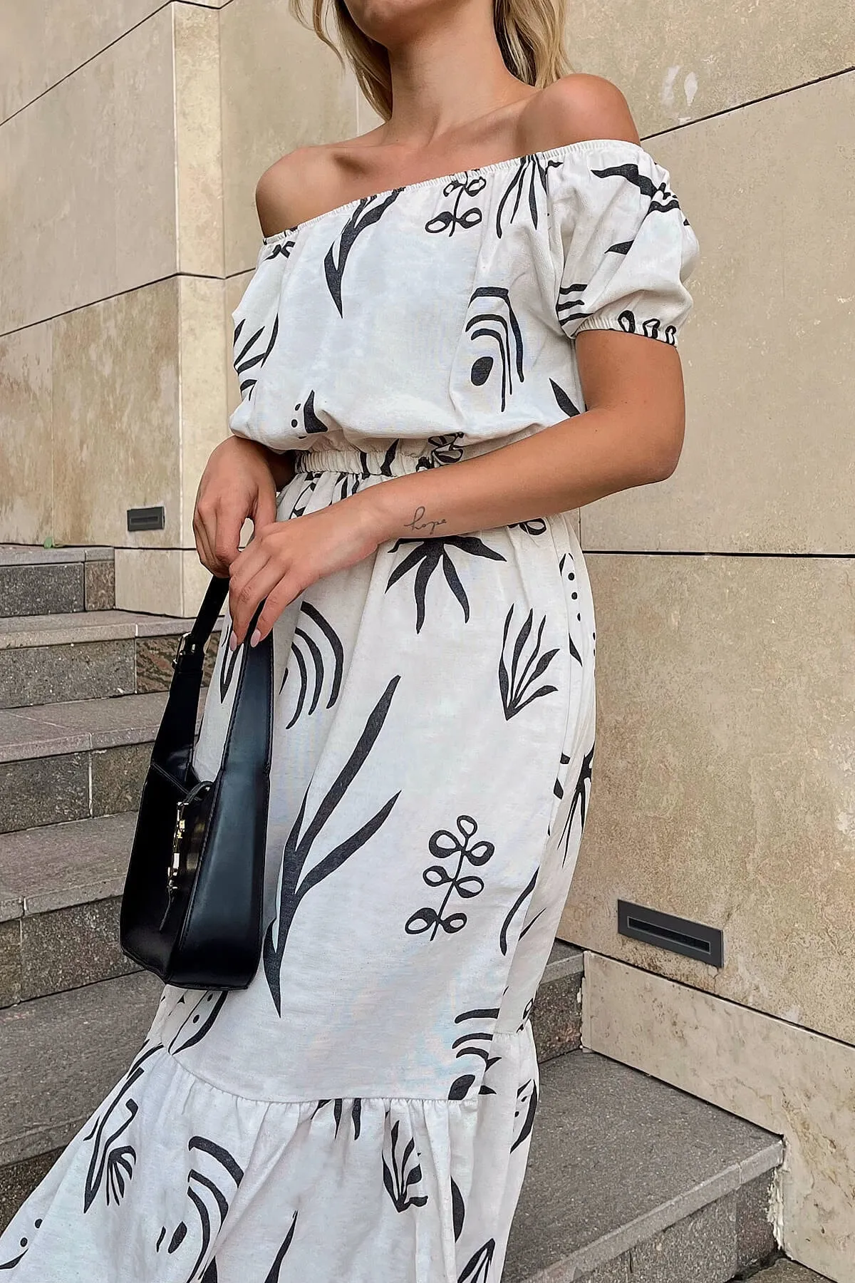 Swist  Schwarzes Damenkleid aus Leinen mit Wassermelonenärmeln und Blumenmuster