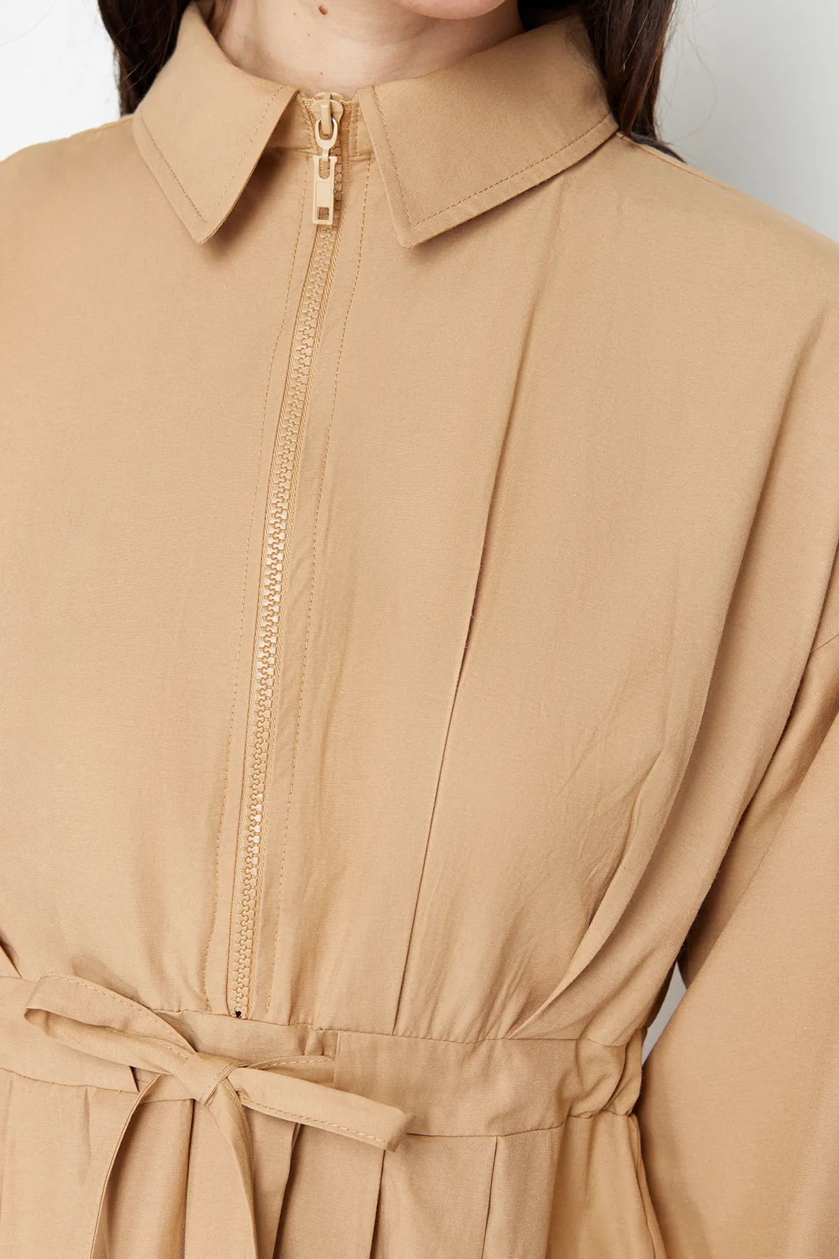 Trendyol Modest  Kamelfarbenes, detailliertes Webkleid mit Kordel und Reißverschluss TCTSS24EB00086