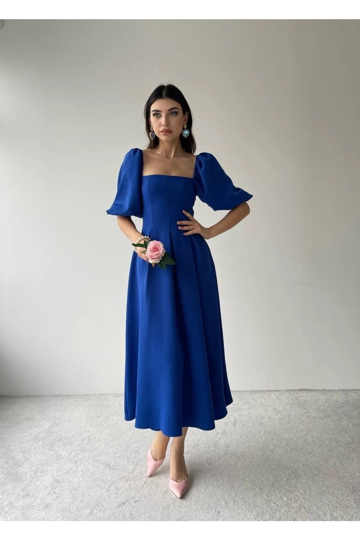 SONREİR  Kurzes, plissiertes langes Kleid mit Ballonärmeln und quadratischem Ausschnitt