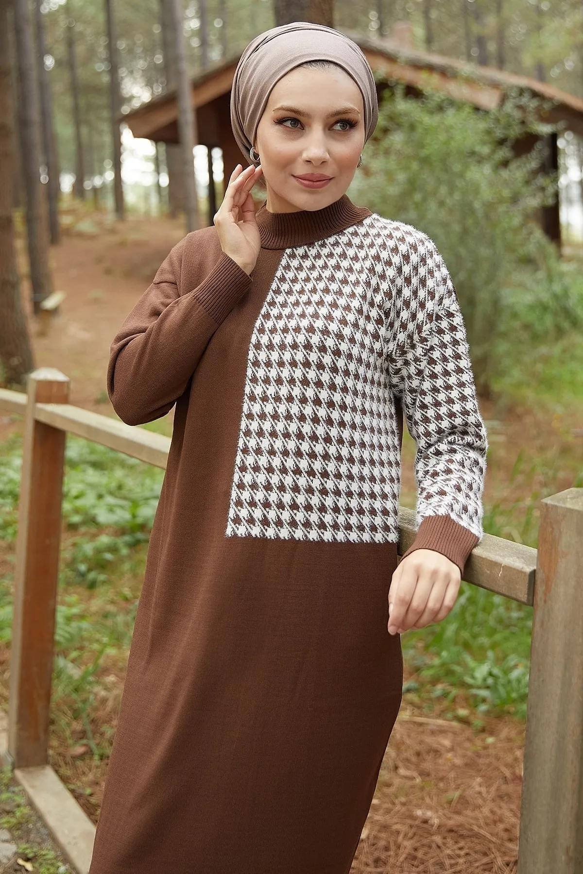 InStyle  Amelya Strickkleid mit Hahnentrittmuster und Ärmeln – Bitterbraun