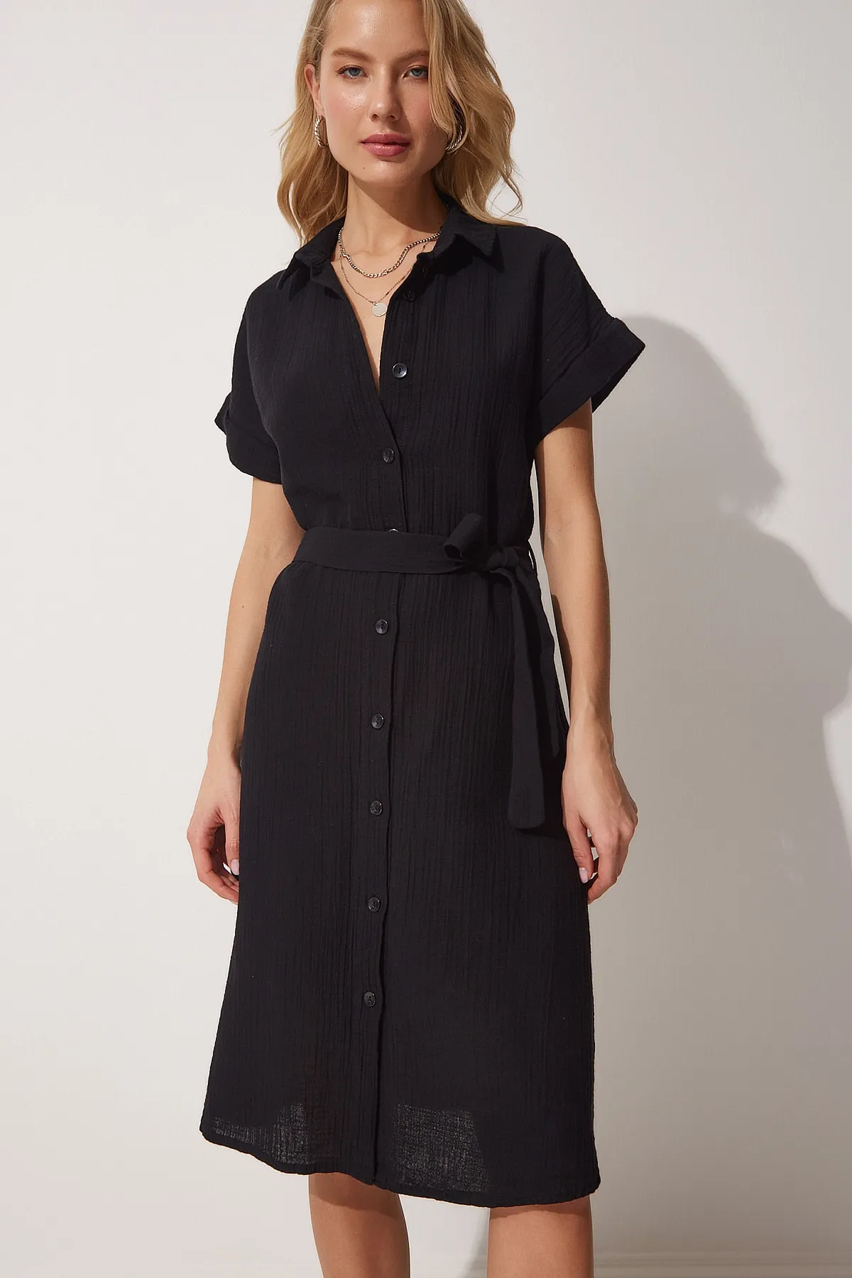 Happiness İstanbul  Schwarzes Leinenhemdkleid mit Gürtel für Damen MX00046