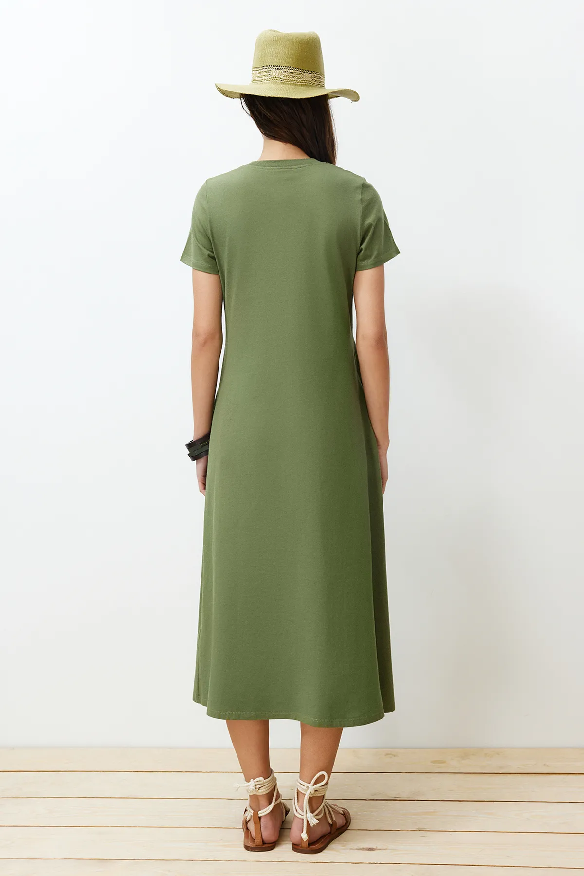 Trendyol Collection  Khakifarbenes Premium-Strick-Midikleid in A-Linie mit Rundhalsausschnitt und Taschen TWOSS24EL00169