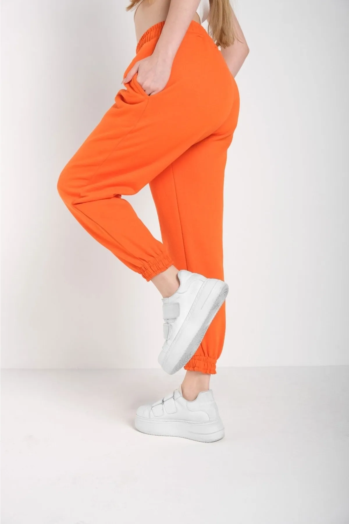 MODAGEN  Orangefarbene, einfarbige, übergroße Jogginghose mit elastischem Bund für Damen