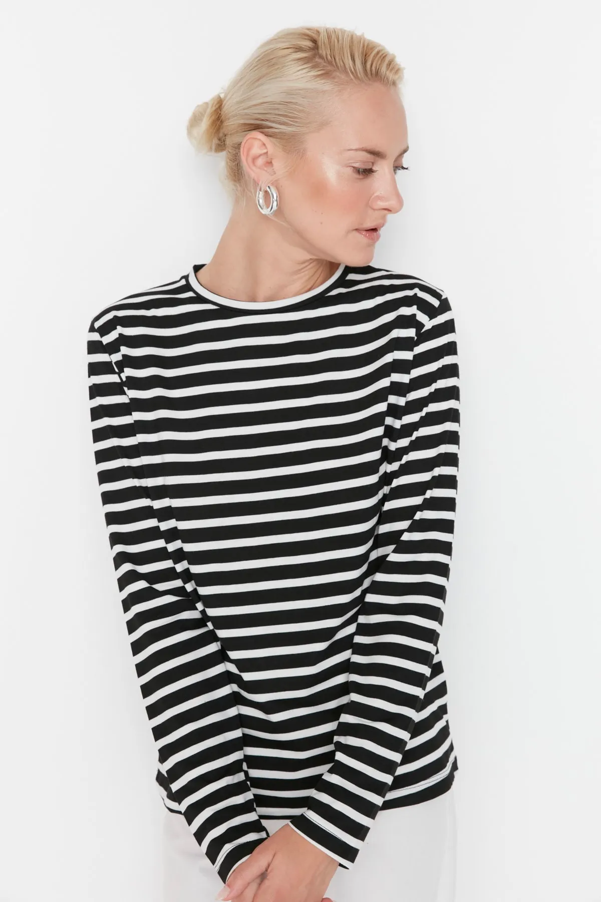 Trendyol Collection  Schwarz gestreiftes Basic-Strick-T-Shirt mit normalem/normalem Muster und Rundhalsausschnitt TWOAW23TS00002