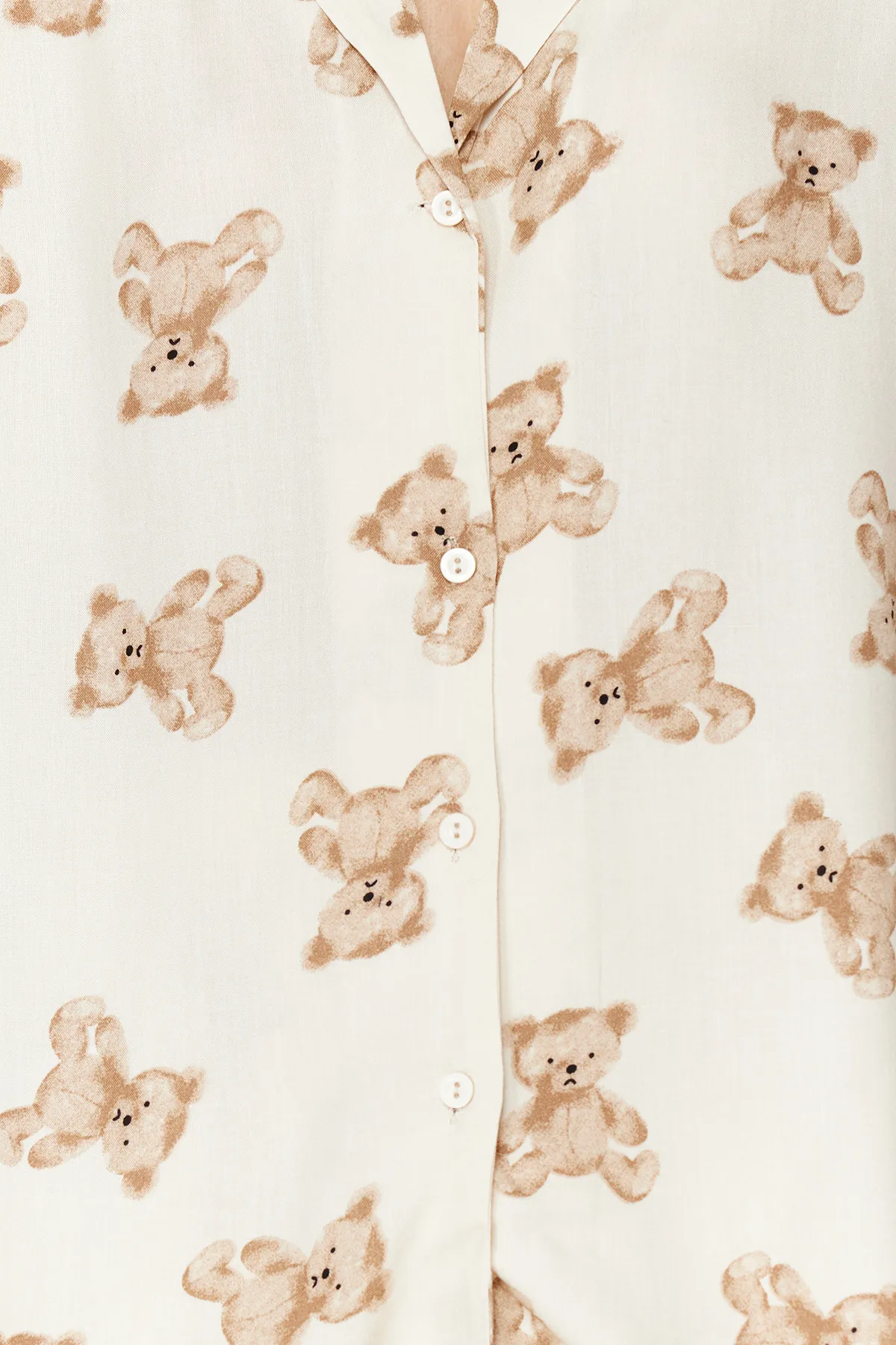 Trendyol Collection  Beigefarbenes Pyjama-Set aus gewebter Viskose mit Teddybär-Muster THMSS24PT00067
