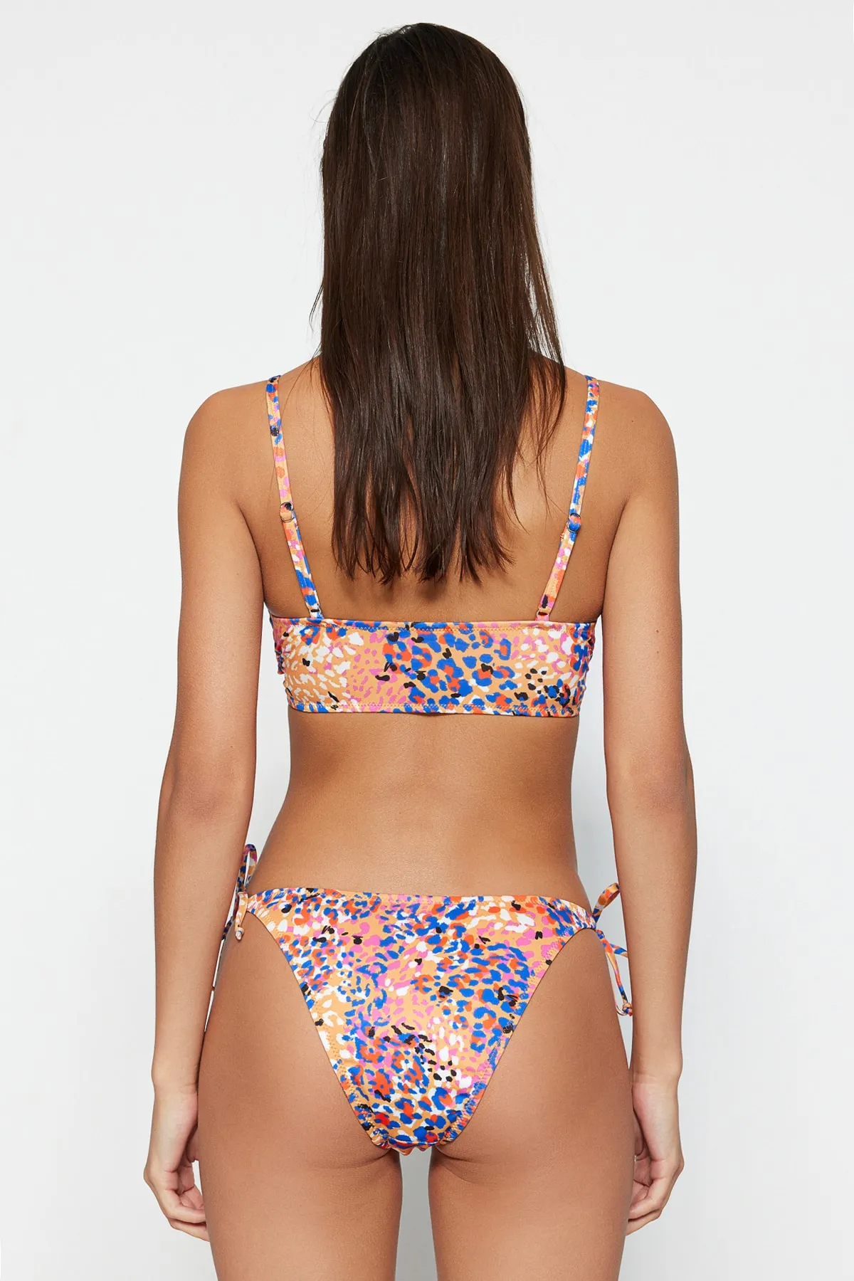 Trendyol Collection  Abstrakt gemusterte Bikinihose zum Binden mit hohem Beinausschnitt TBESS23BA00089