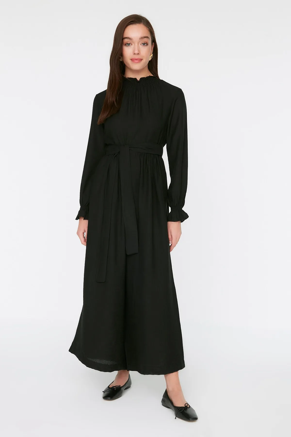 Trendyol Modest  Schwarzer gewebter Overall mit Gürtel und Kragen TCTSS22TU0049