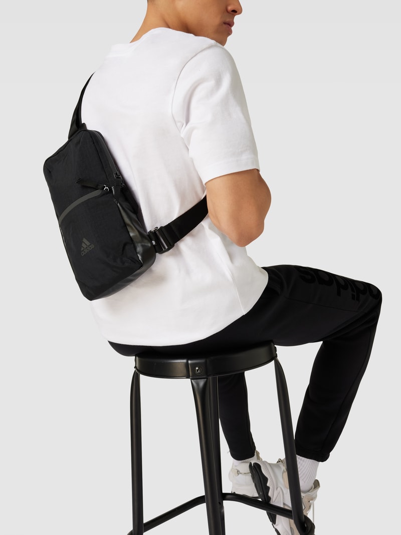 Umhängetasche mit Label-Print in schwarz