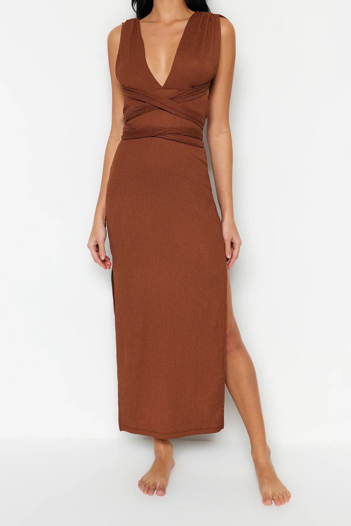 Trendyol Collection  Braunes, figurbetontes Maxi-Strandkleid mit Strickschnürung TBESS23EL00232