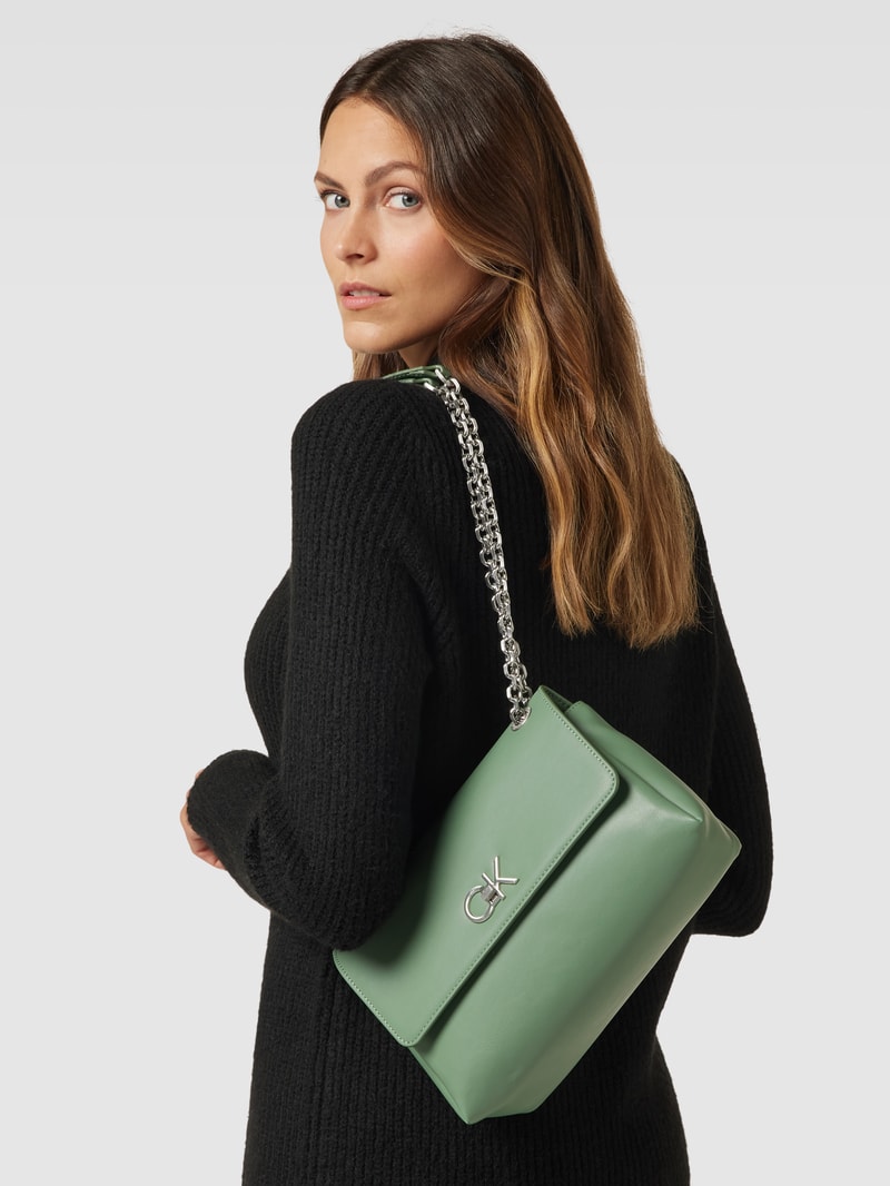 Schultertasche mit Label-Applikation in schilf