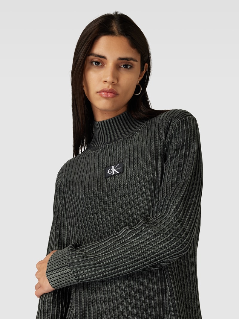 Strickkleid mit Label-Patch in black