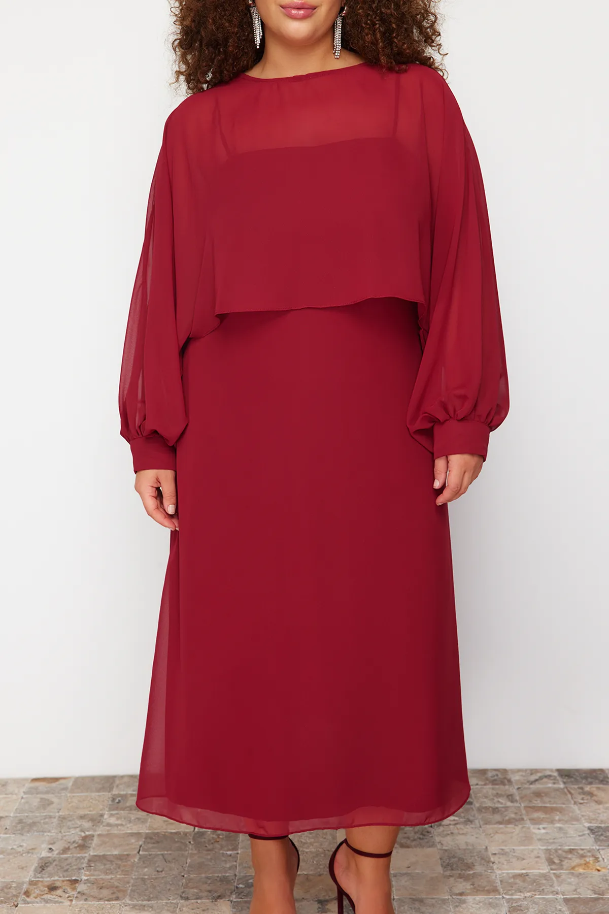 Trendyol Curve  Weinrotes Chiffon-Kleid mit Cape-Detail in Übergröße
