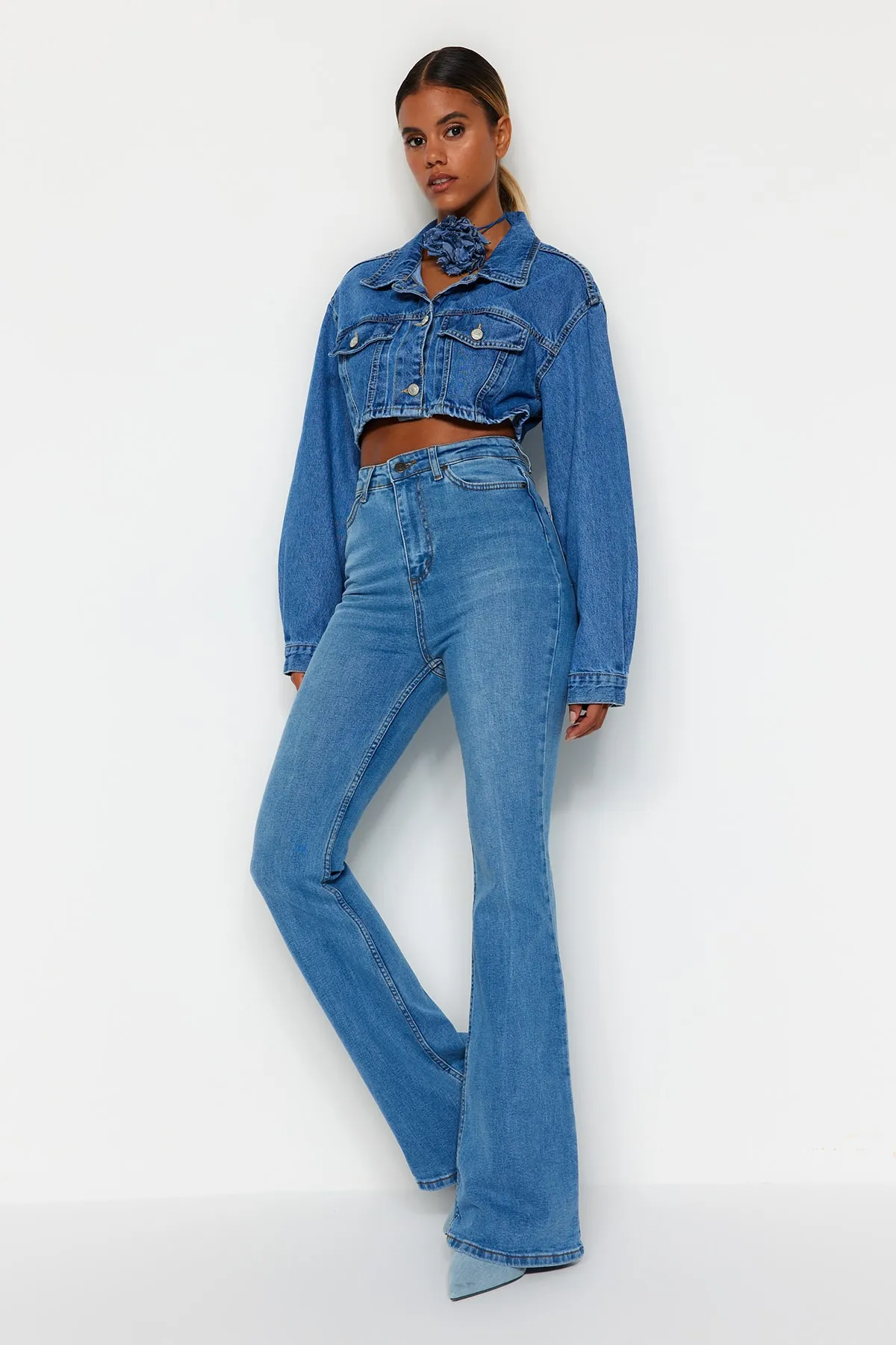 Trendyol Collection  Blaue Schlagjeans mit hoher Taille TWOSS21JE0246