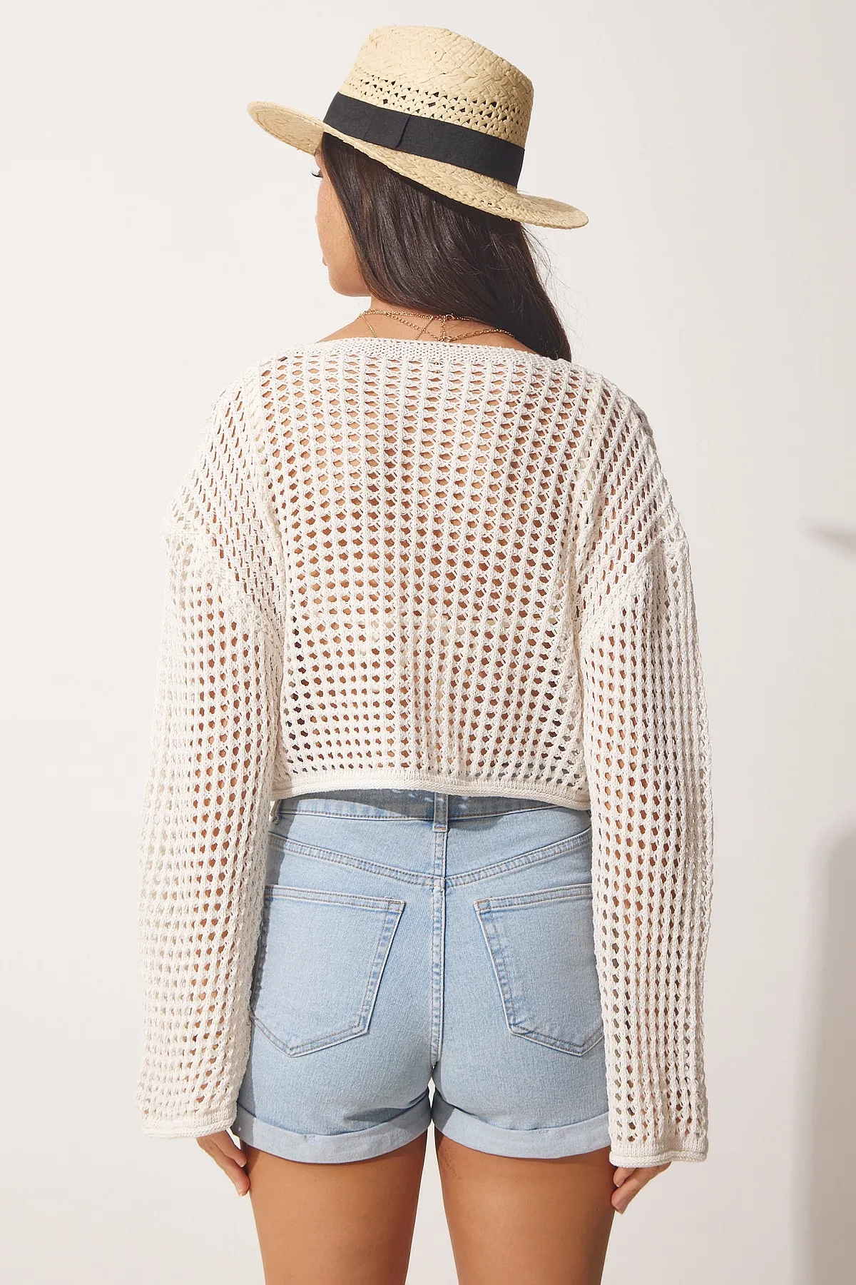 Happiness İstanbul  Cremefarbener, kurzer Bolero-Strick-Cardigan für Damen MC00192