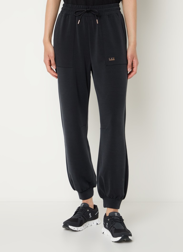 Pantaloni de trening cu talie înaltă și model conic pe picioare, decorați cu sigla Emporio Armani.