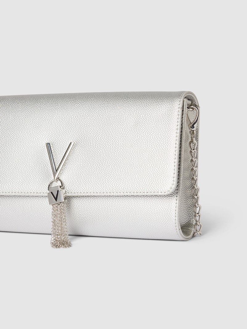 Clutch mit Label-Applikation Modell 'DIVINA' in silber
