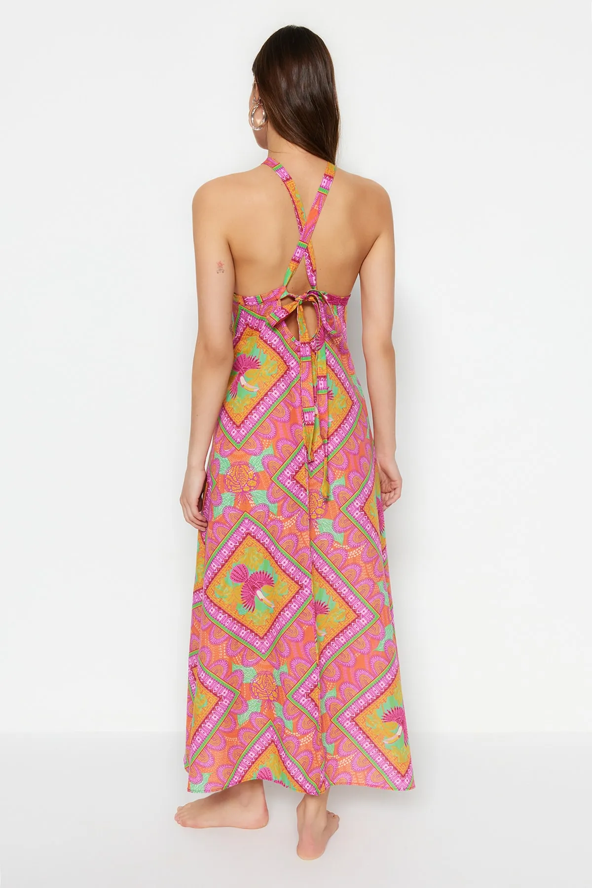 Trendyol Collection  Tropisch gemustertes Maxi-Strandkleid aus 100 % Baumwolle TBESS23EL00141