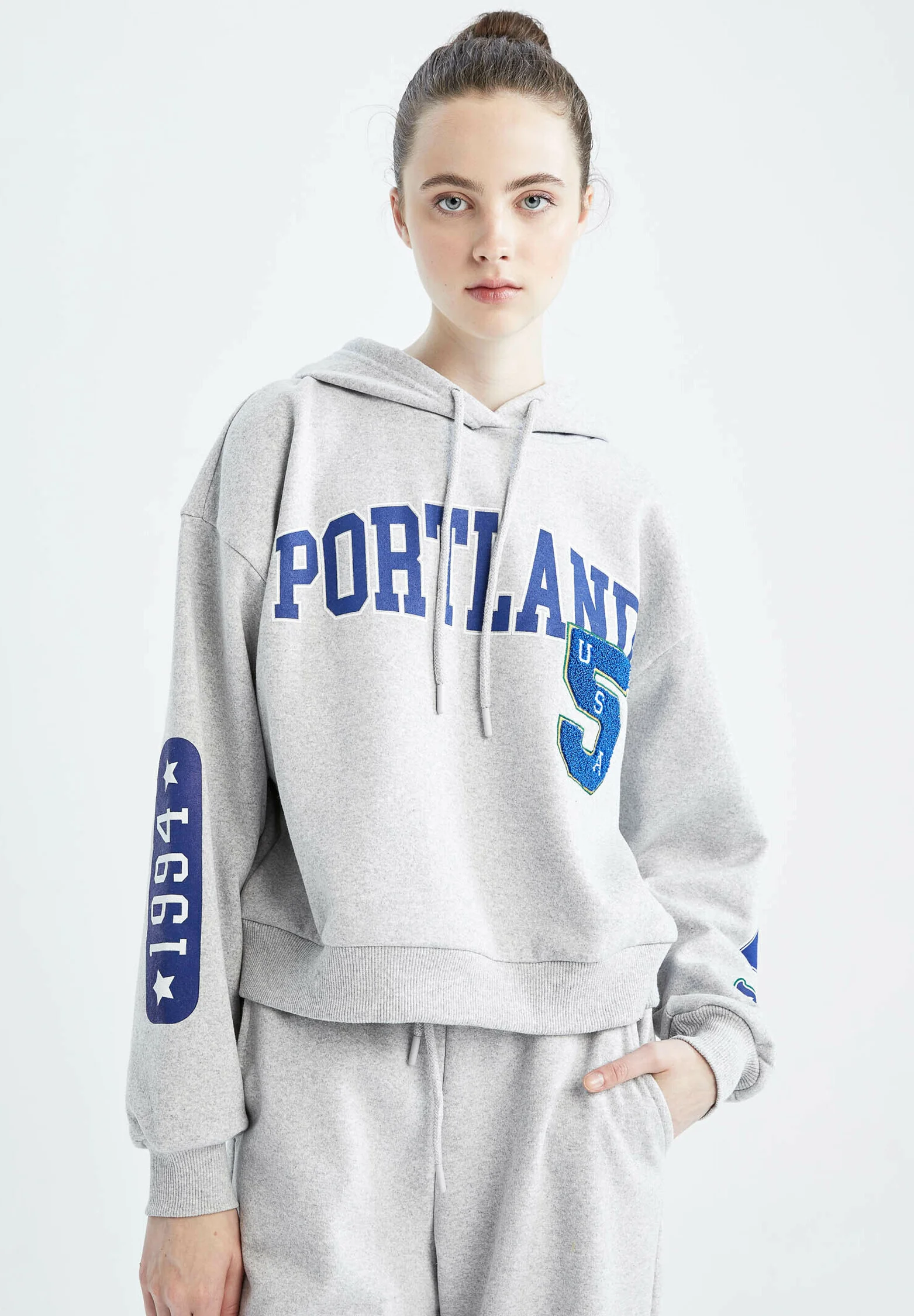 Sudadera con capucha DeFacto REGULAR FIT