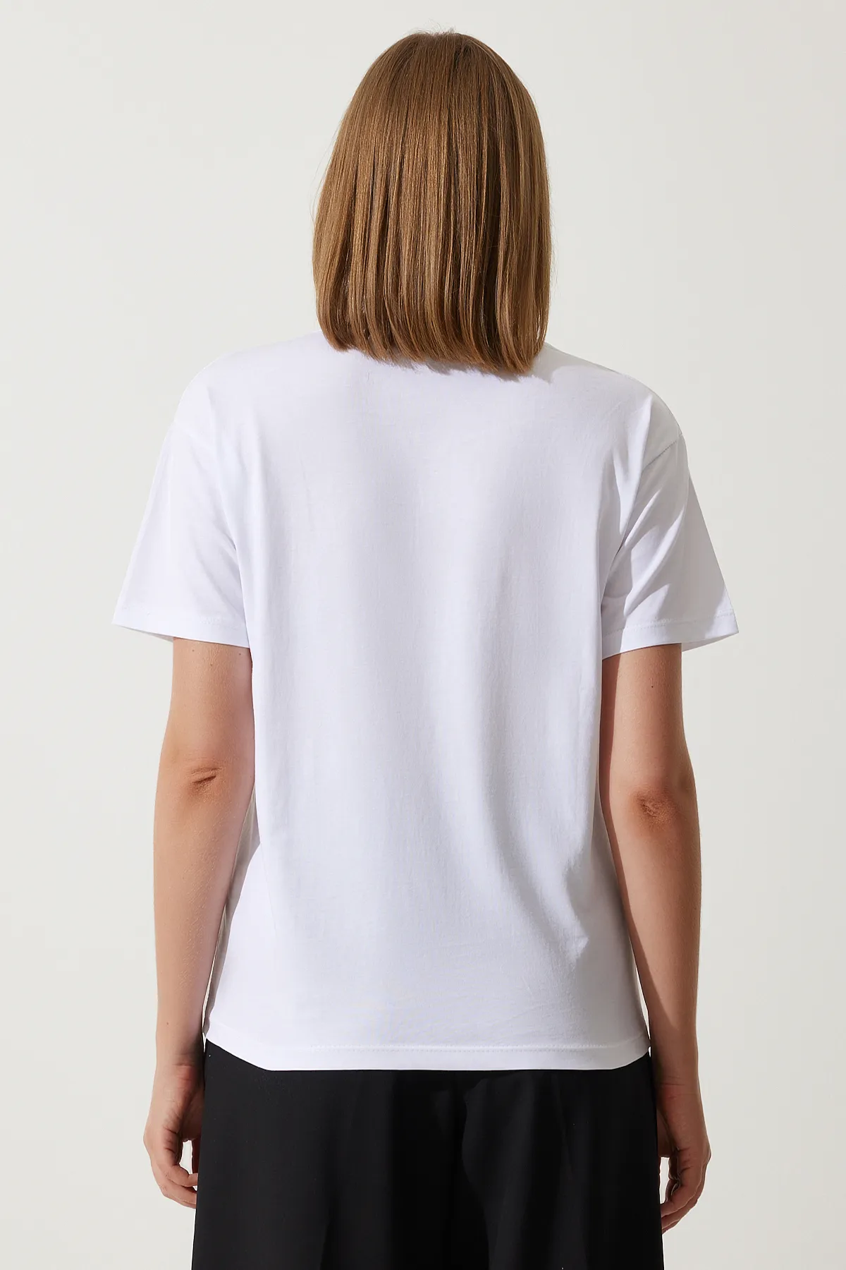 Happiness İstanbul  Weißes Strick-T-Shirt mit Perlenblumen-Detail für Damen NJ00146