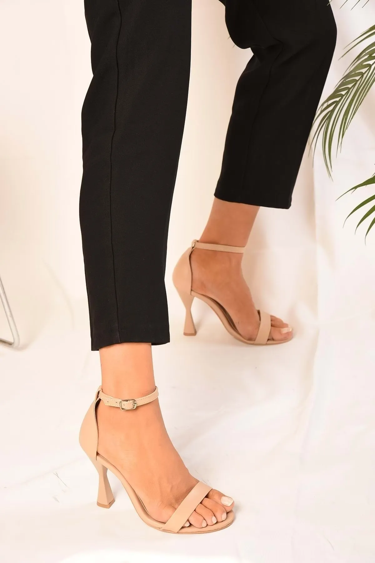 Shoeberry  Damen-Schuhe mit Greka-Einzelriemen und Absatz in Hautoptik