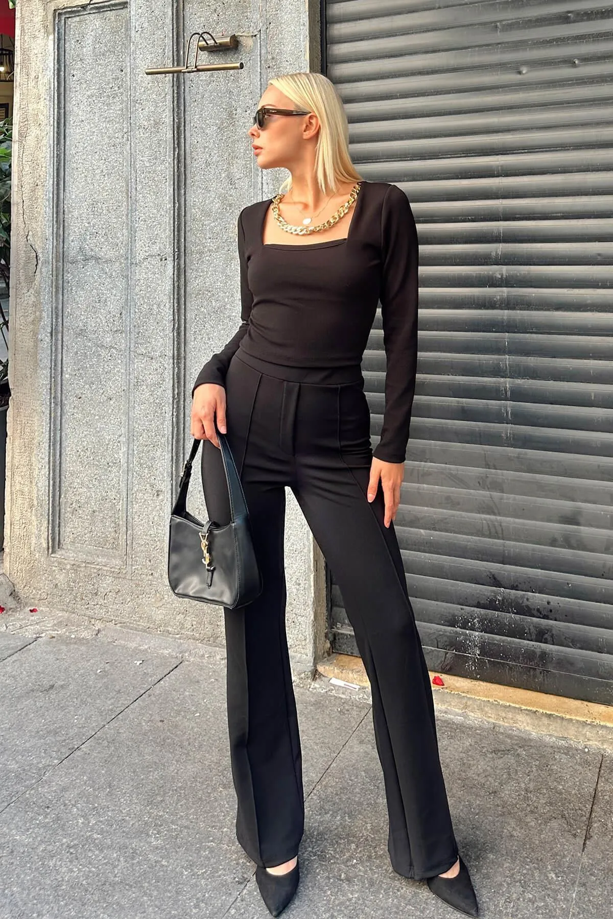 Swist  Schwarzes Crop-Pants-Set mit quadratischem Kragen und Halskettendetail für Damen