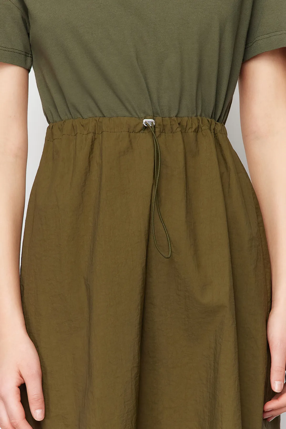 Trendyol Collection  Khakifarbenes A-Linien-Midikleid aus Strickstoff mit Detail TWOSS24EL00447