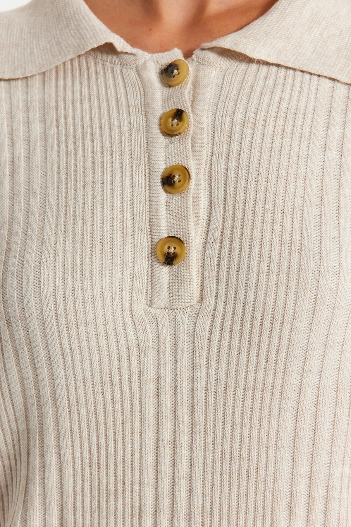 Trendyol Modest  Beiges, geripptes Strickkleid mit Polokragen und bequemer Passform TCTAW24EB00025