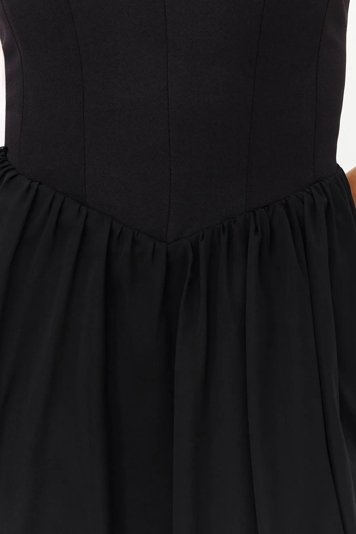 Trendyol Collection  Schwarzes Skaterkleid mit offener Taille TPRSS24EL00017