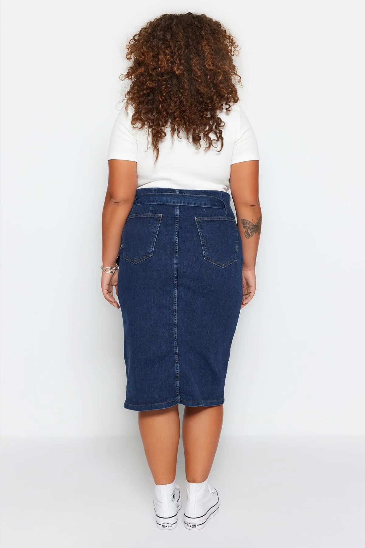 Trendyol Curve  Dunkelblauer, geschlitzter Jeansrock mit hohem Bund und Gürtel TBSSS23AZ00017