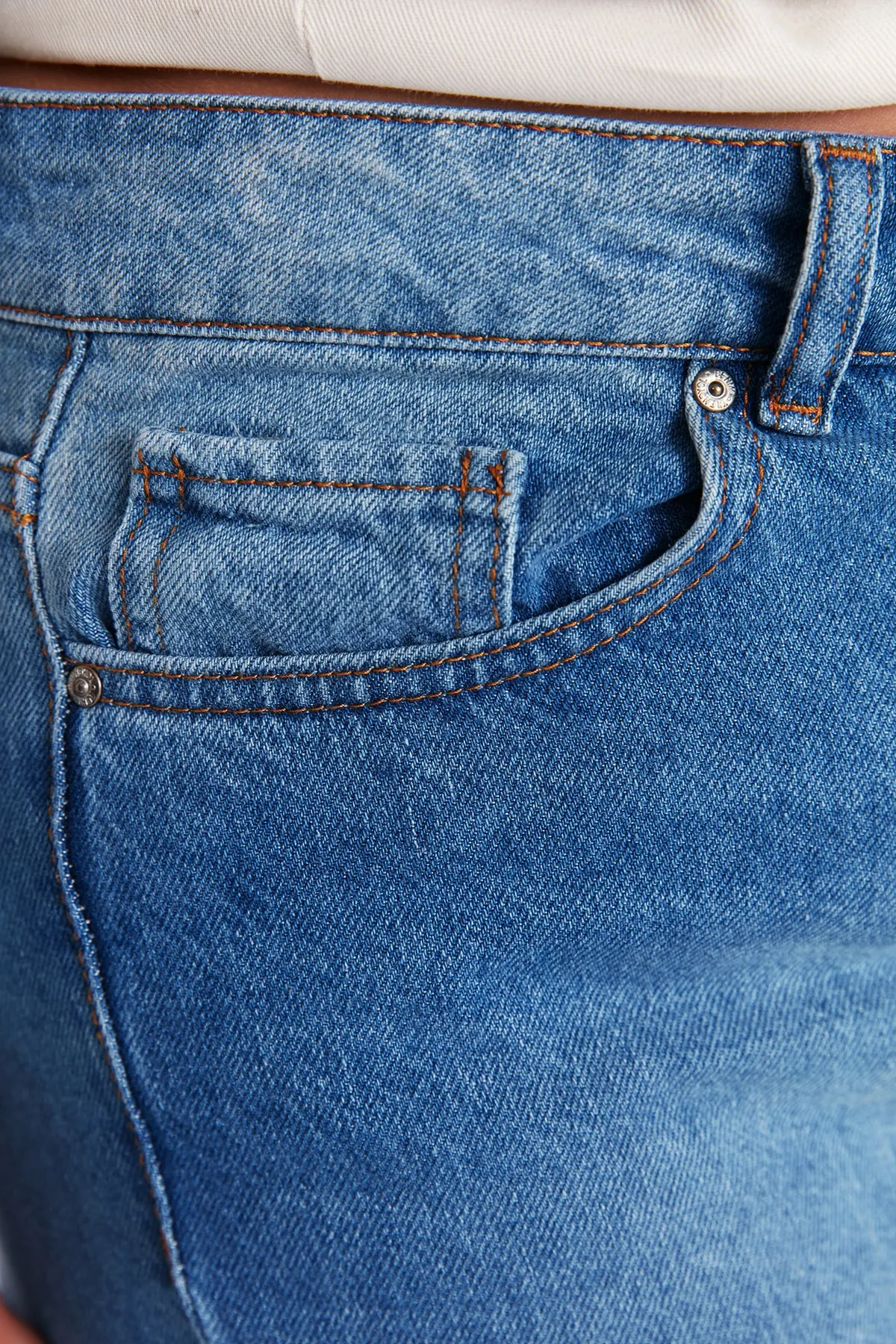 Trendyol Curve  Hellblaue Bootcut-Jeans mit hoher Taille TBBAW23CJ00011