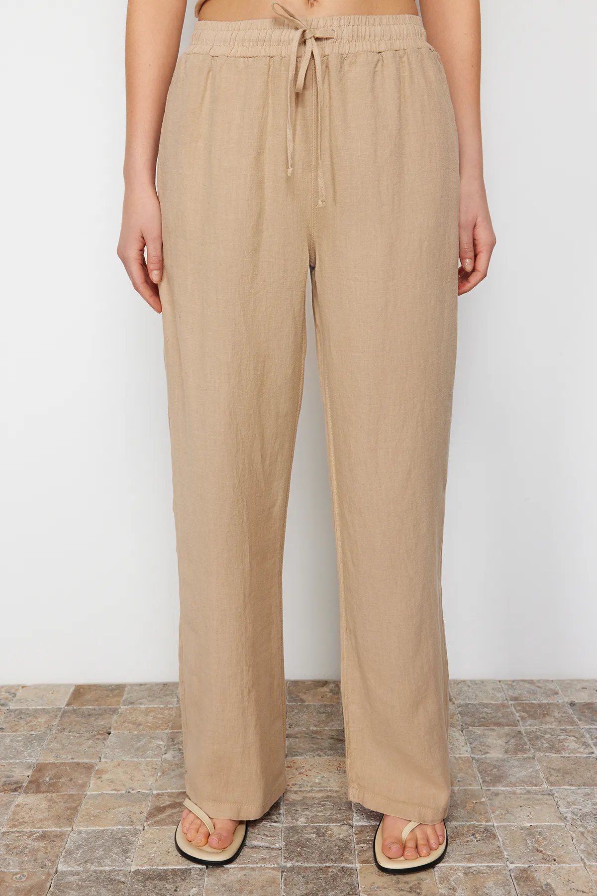 Trendyol Collection  Beige Hose mit weitem Bein und hoher Taille aus 100 % Leinen mit elastischem Bund TWOSS24JE00249