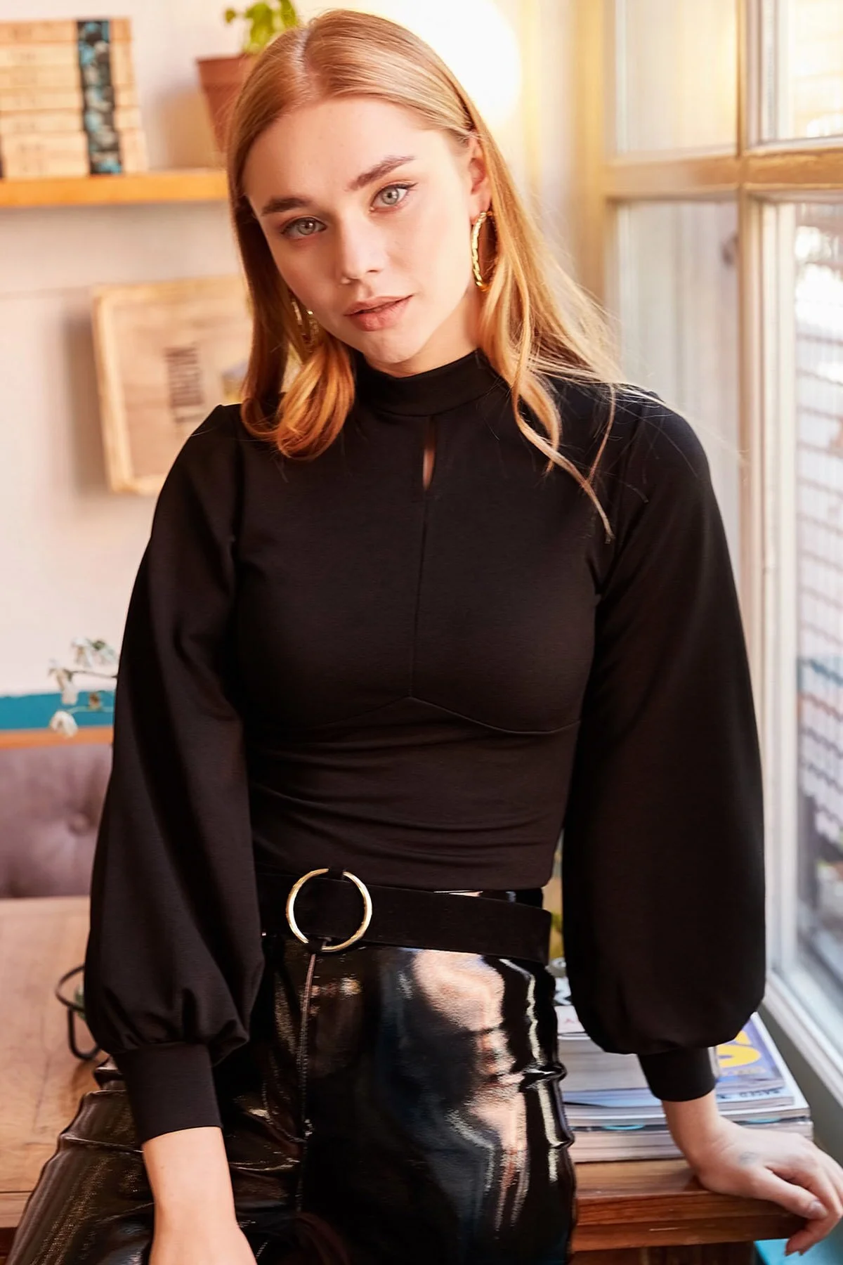 Olalook  Schwarze Kreppbluse mit Ballonärmeln für Damen in Schwarz BLZ-19000708