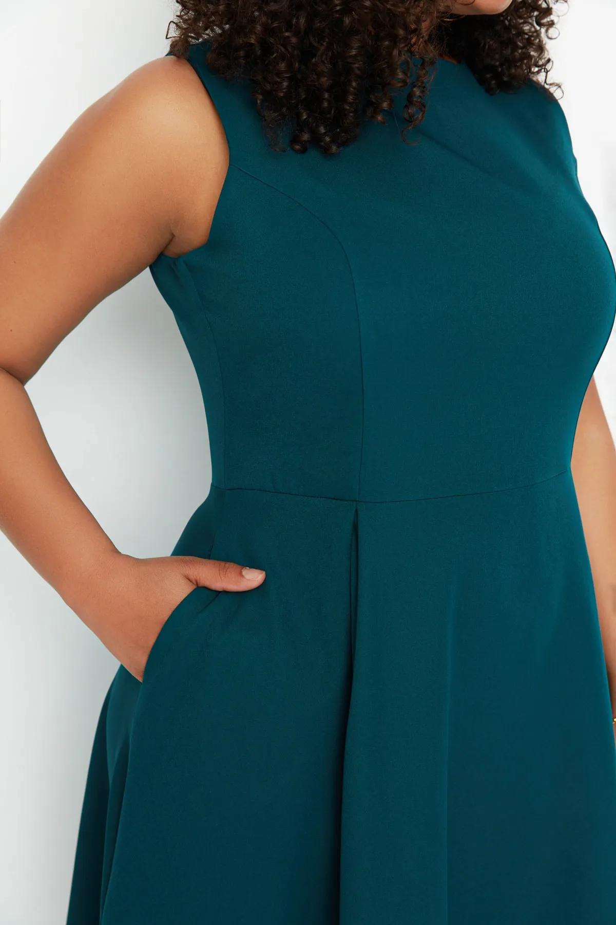 Trendyol Curve  Petrolblaues A-Linien-Kleid mit gewebten Taschen und Details TBBSS22EL1598