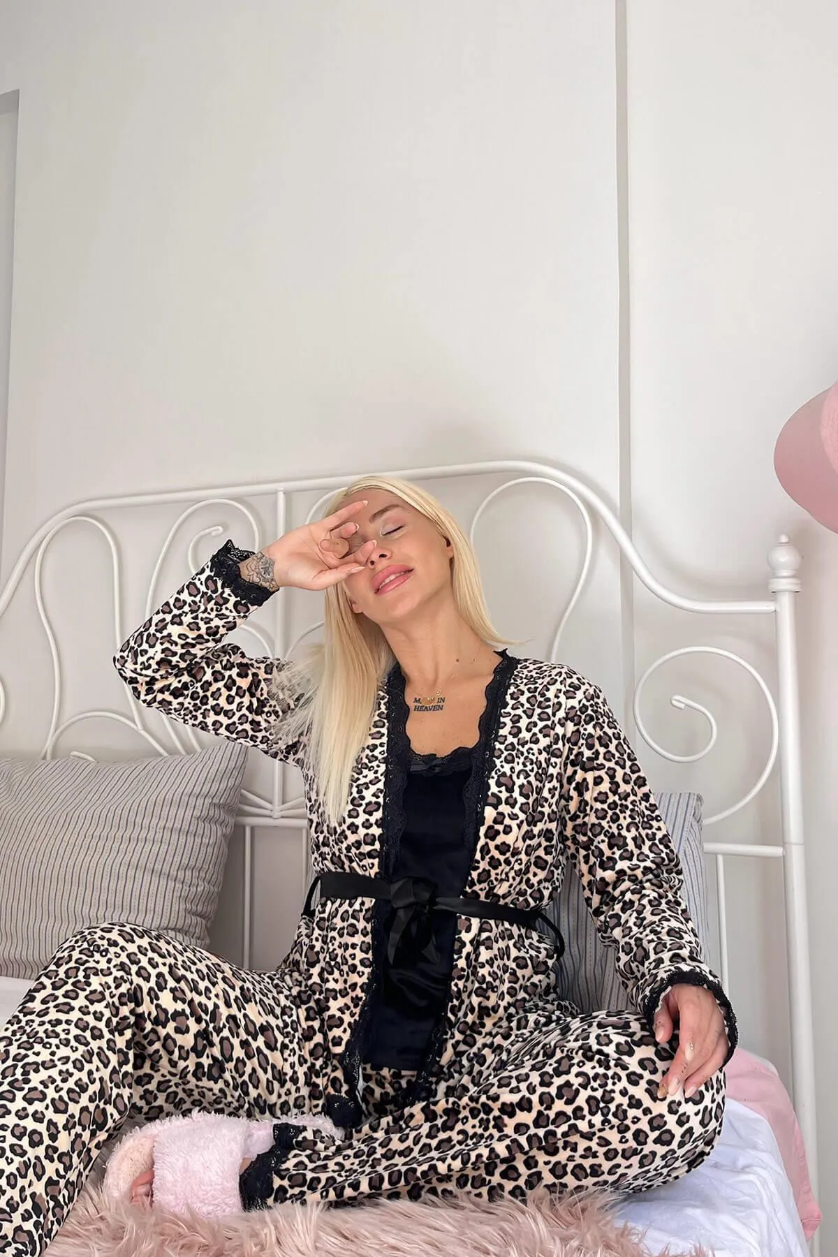 Pijamaevi  Braunes Lonza Exclusive Velvet Damen-Pyjama-Set mit Bademantel