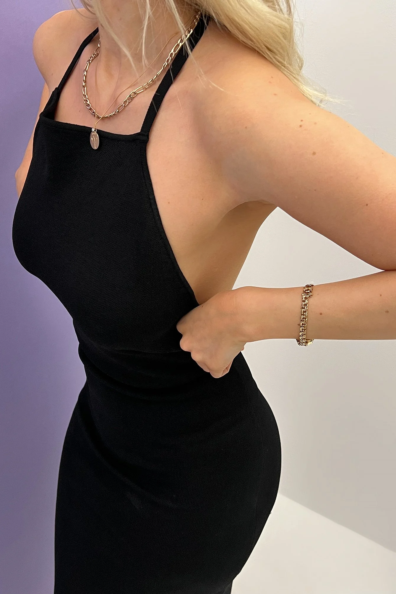 Feingestricktes Midikleid mit Details hinten