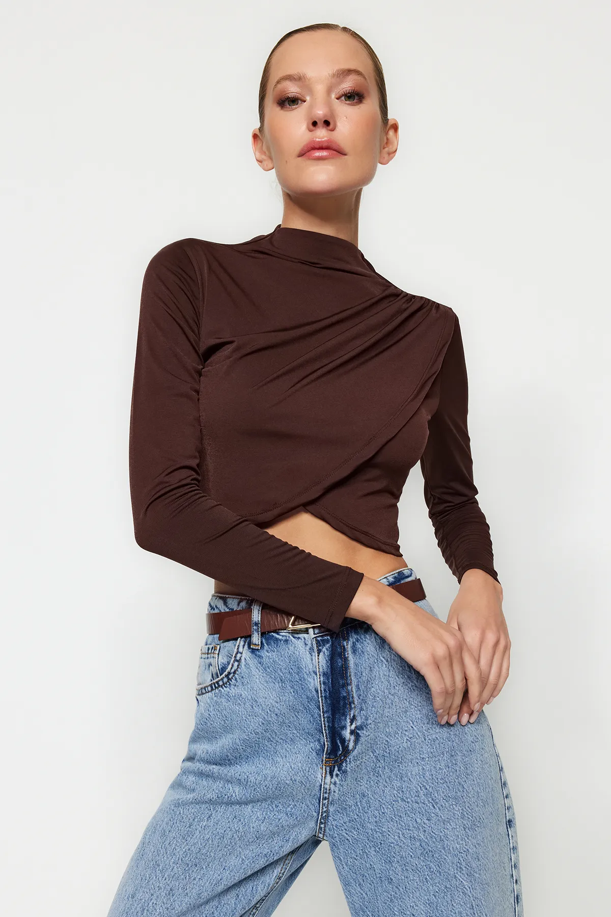 Trendyol Collection  Dunkelbraune drapierte Crop-Bluse mit hohem Kragen TWOAW24BZ00164