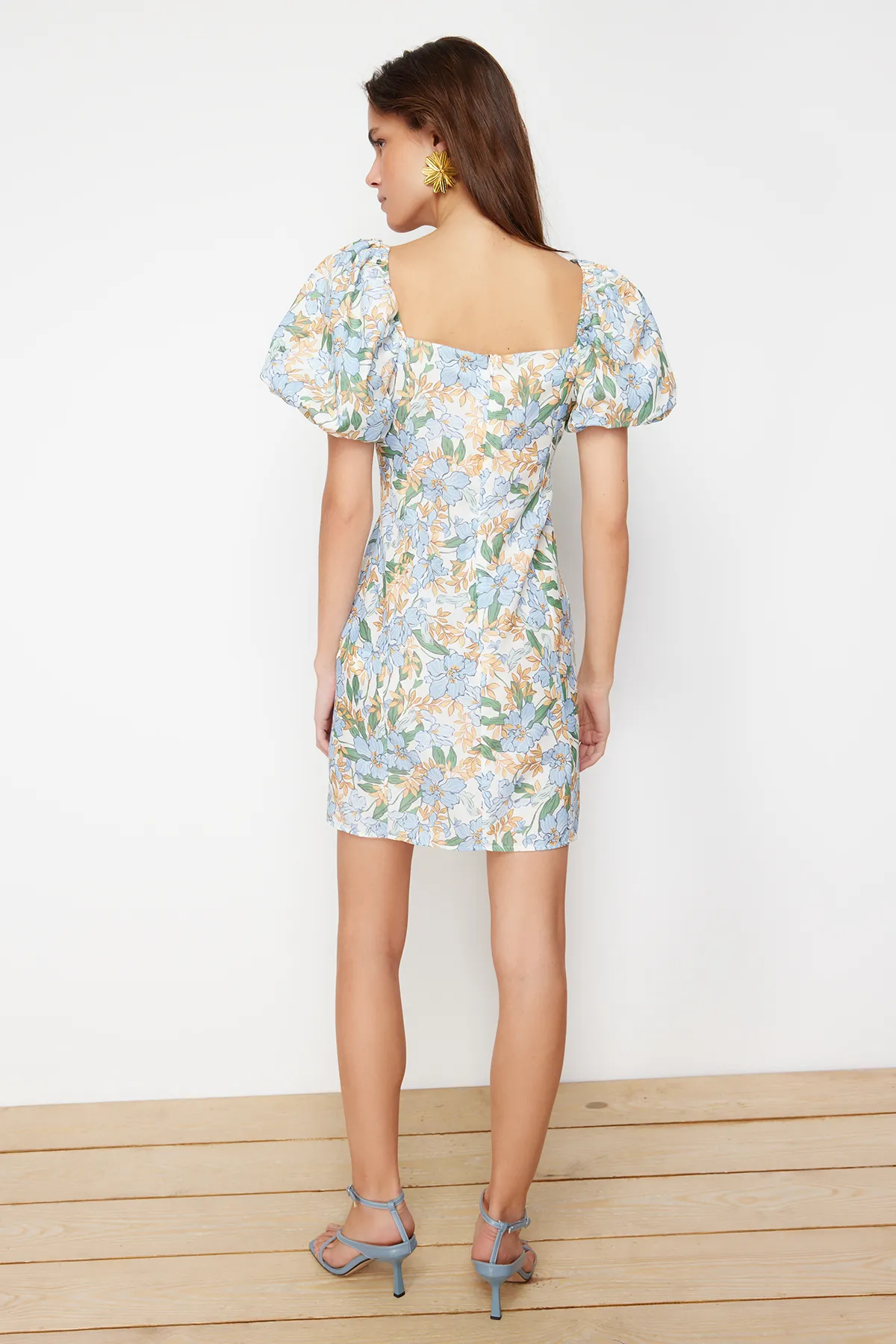 Trendyol Collection  Ecrufarbenes, florales A-Linien-Minikleid mit Ballonärmeln aus Webstoff TWOSS24EL00694
