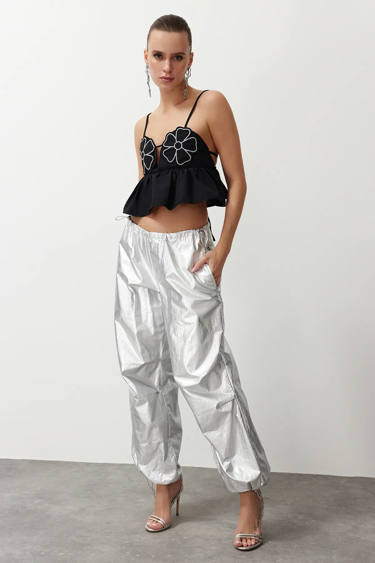 Trendyol Collection  Schwarze, bauchfreie, gewebte, mit Blumen bestickte Bluse
