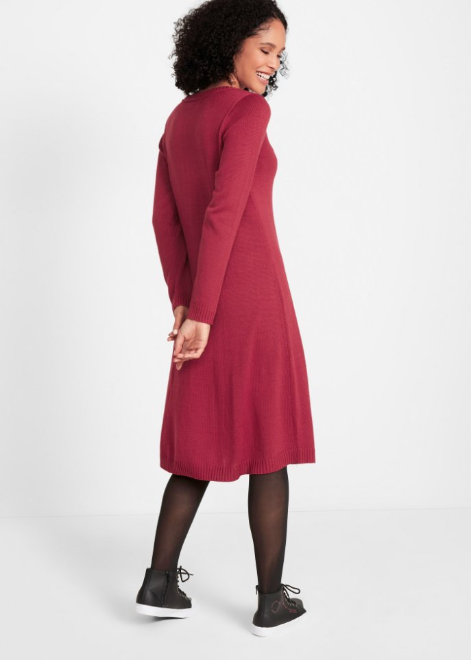 Knieumspielendes Strickkleid in ausgestellter Form