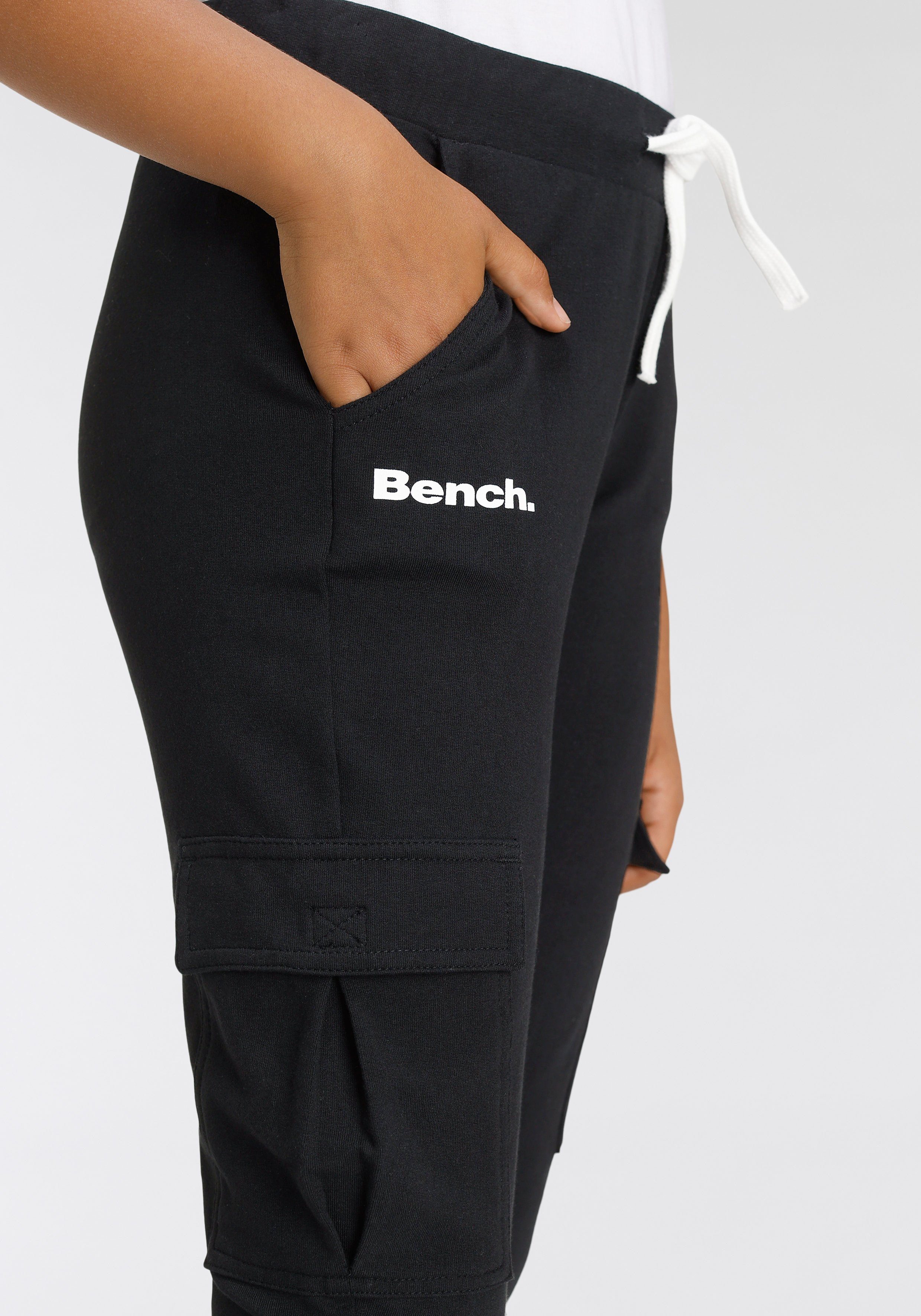 Bench. Sweathose mit seitlichen Cargotasche