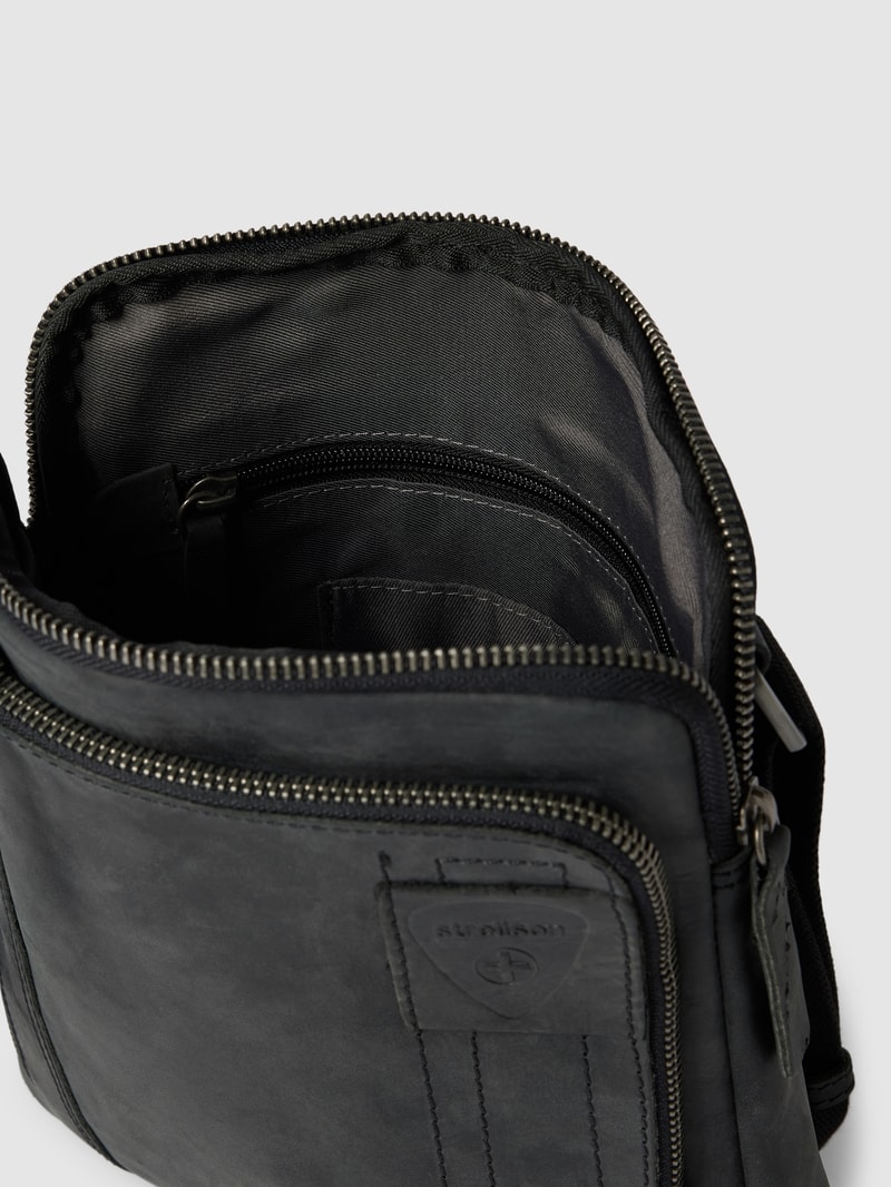 Umhängetasche mit Label-Patch Modell 'RICHMOND' in schwarz